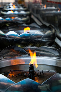 佛教修道院的一排油灯图片