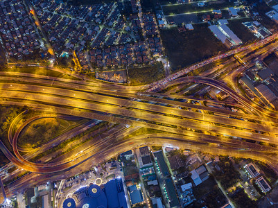 泰国曼谷无人驾驶飞机夜间拍摄的高速公路和空中观察图片
