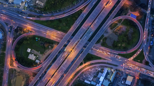 夜间对高速公路的空中观察图片