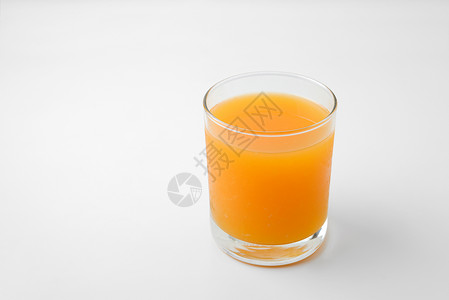 白上隔绝的橙汁杯图片
