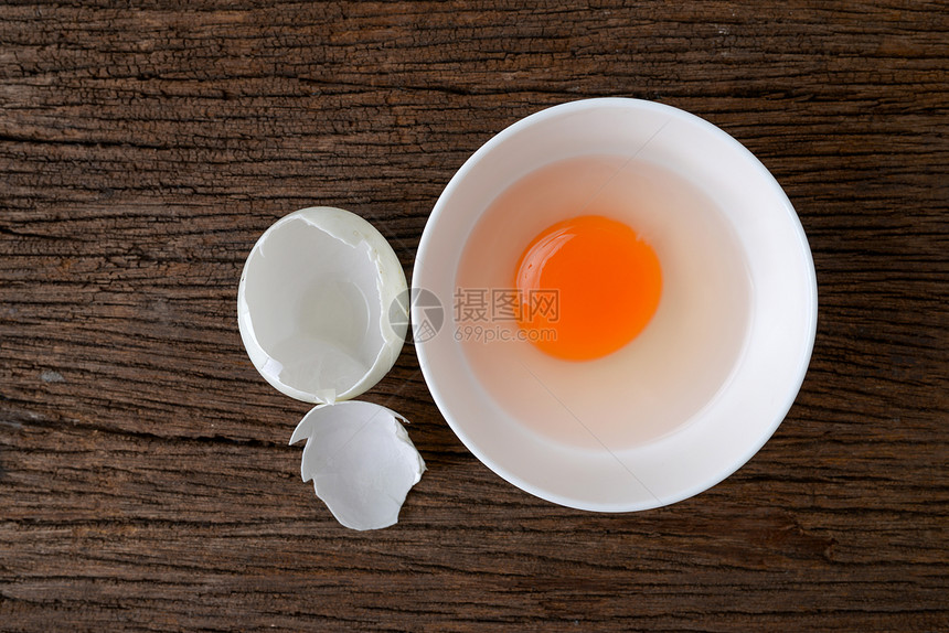 白色的蛋壳和碗里的蛋图片