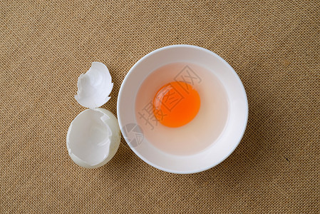 白色的蛋壳和碗里的蛋图片