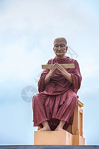 佛教和尚雕像朗诵经文高清图片