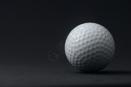 黑色背景的高尔夫球背景图片