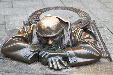 圣维克多2014年6月5日014年6月5日Cumil守望者著名的人雕像从井盖下偷窥而出是ViktorHulik于197年制作的背景