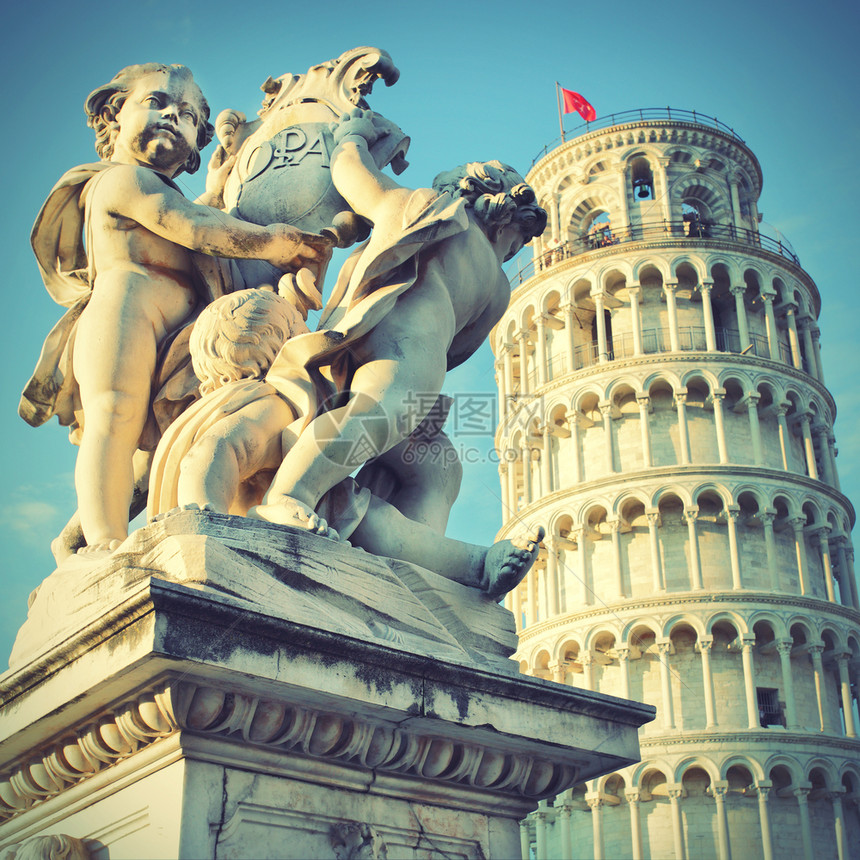 意大利比萨和皮宁塔奇迹广场天使雕像图片