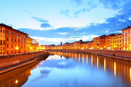 意大利日落时比萨和阿诺河的景象图片