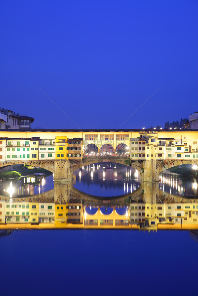 晚上在佛罗伦萨的VecchioPonteVecchio桥图片