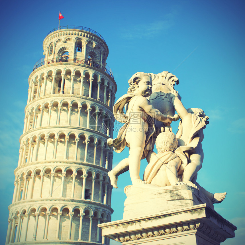 皮萨的落叶塔和意大利的LaFontanadeiPutti雕像图片