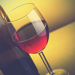 红酒和瓶玻璃回声风格过滤图像图片