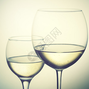 两杯白葡萄酒回声风格过滤图像图片
