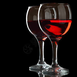 两杯红葡萄酒被黑色背景隔绝高清图片