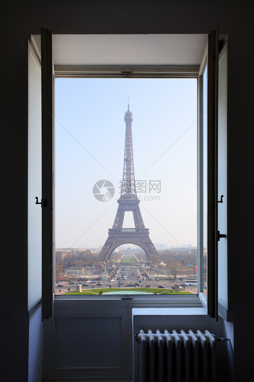 打开窗口和后面的Eiffel铁塔图片