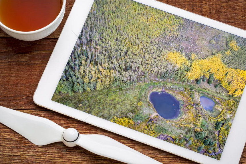 科罗拉多山谷的秋色回顾KenoshaPass在数字平板电脑上的空中图像图片