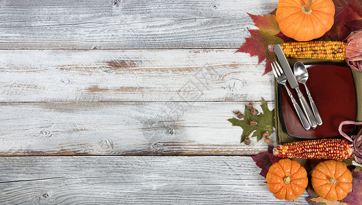 与秋叶南瓜玉米和的晚餐用于感恩节和秋季假日图片