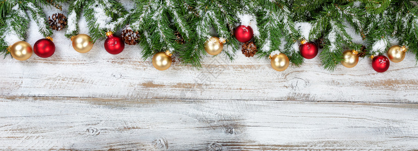 圣诞绿树枝有金饰和红装品印在生锈的白木本底背景图片