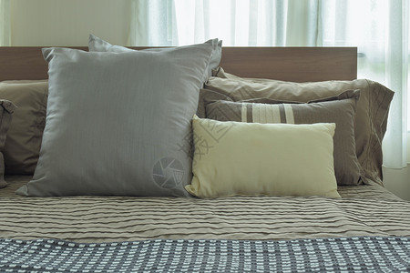 睡床上的枕头以日本风格的床铺图片