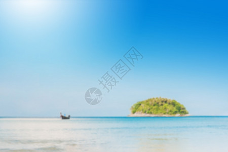 清澈的美丽海景与蓝色滨岛和长尾船在夏天晴朗的空下图片