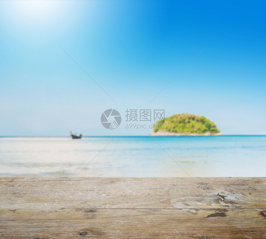 与蓝色海滨岛和长尾船在夏天晴朗的空下图片