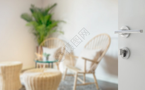 以木椅作为背景打开室内客厅的白色门用木椅作为背景图片
