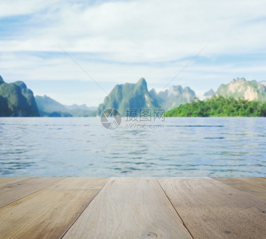 山地和湖模糊的美丽风景中木板桌顶图片