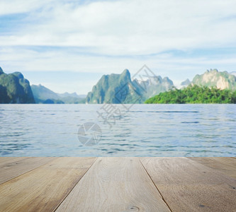 山地和湖模糊的美丽风景中木板桌顶背景图片