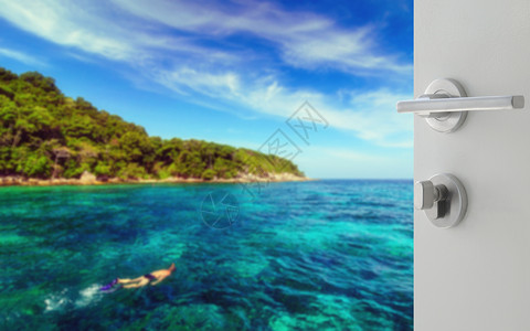 明日阳光媚绿岛附近的热带清海中向游客上下潜的敞开白门图片