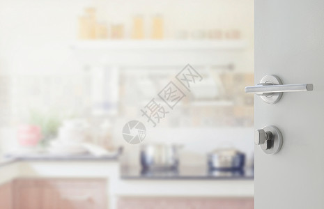 向现代厨房内部打开白色门作为背景背景图片