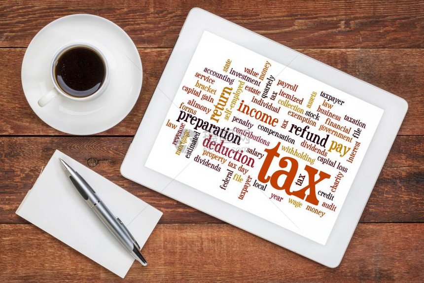 与税收准备支付收入在数字平板上退款和咖啡杯有关的云字图片