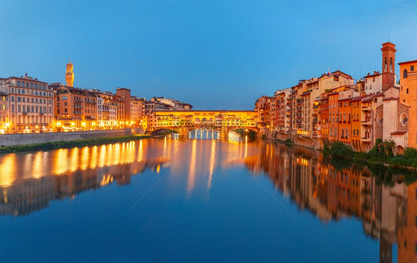 晚上在意大利佛罗伦萨Arno和PonteVecchioArno河全景和著名的PonteVecchio桥晚上在意大利托斯卡尼佛罗伦图片
