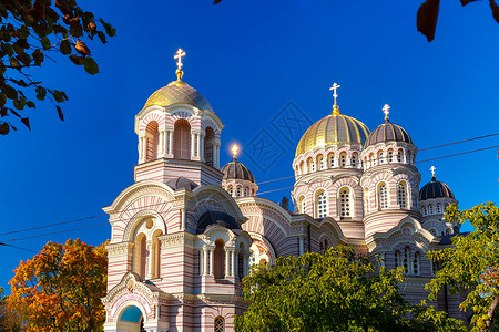 圣公堂在蓝色的天空中诞生阳光明媚的一天拉脱维亚里加背景