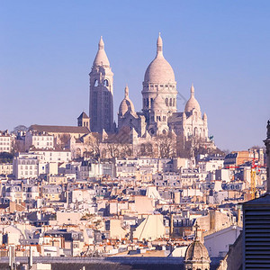 上午在法国巴黎早上在法国巴黎蒙马特山脊的圣心教堂或的空中景象图片