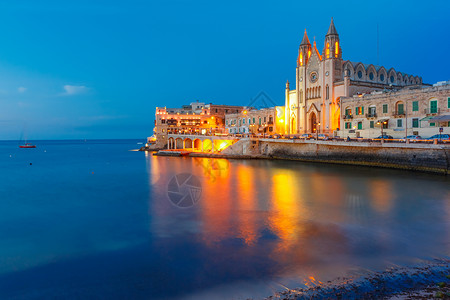 新天安堂巴卢塔湾和教区堂卡梅尔山圣母新哥特晚上蓝色时间马耳他圣朱利安背景