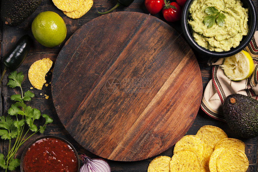 墨西哥玉米薯片配有自制新鲜的瓜卡莫菜酱和古老背景的萨尔图片