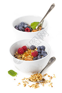 健康早餐格拉诺新鲜有机草莓白底蓝背景图片