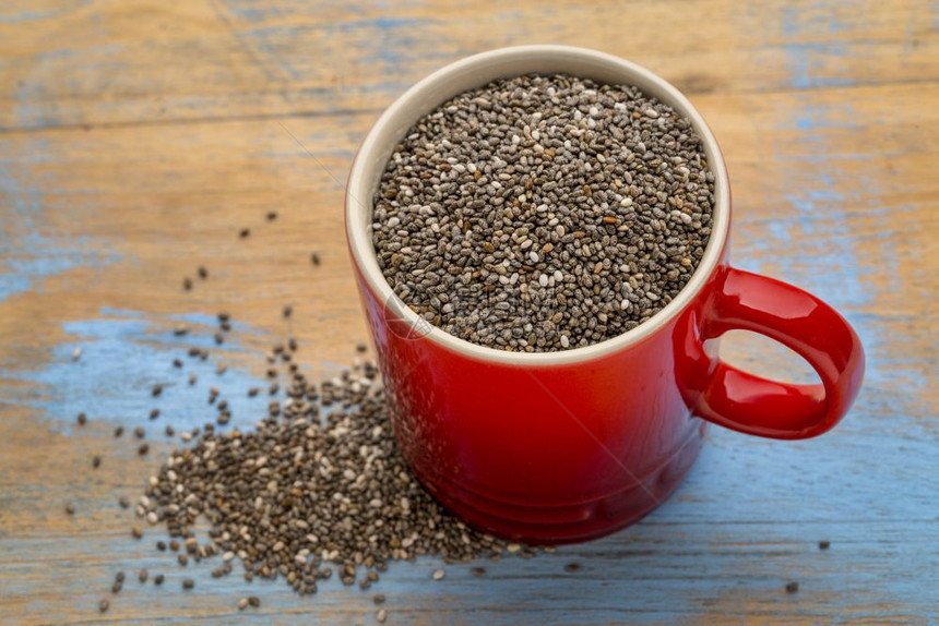 一个小石器咖啡杯中的黑千谷种子图片