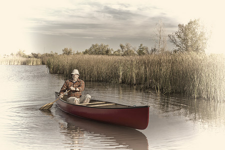 在平静的湖上划独木舟逆向的偶类型图片