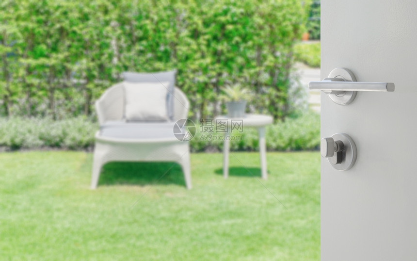在花园中打开白门将色长椅模糊化作为背景图片