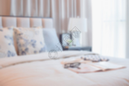 现代卧室双人床的模糊图像图片