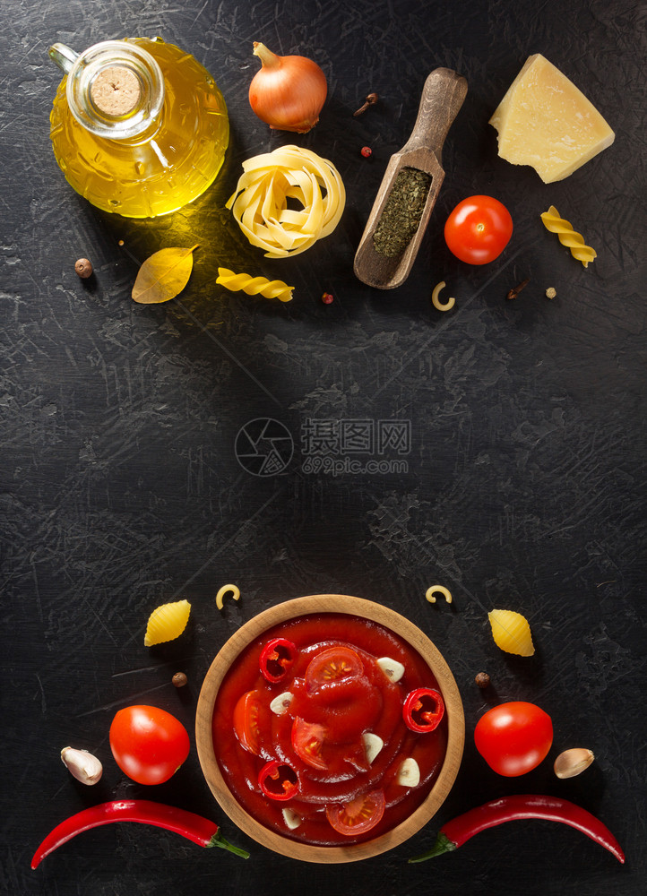 黑背景纹理上的番茄酱碗里加图片