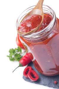 白色背景的玻璃罐中番茄酱高清图片