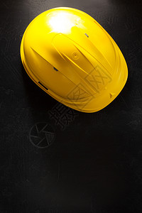 黑色背景的建筑头盔图片
