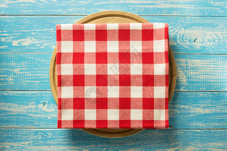 木制背景板上的餐巾纸高清图片