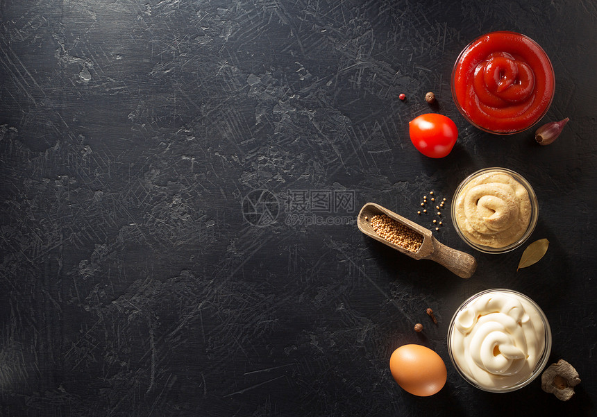 俯视图番茄酱和鸡蛋芥末图片