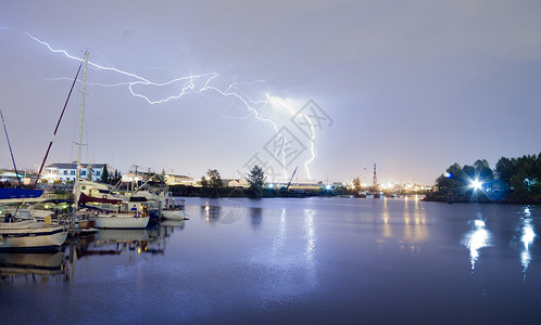 雷暴包括开始湾的闪电打击高清图片