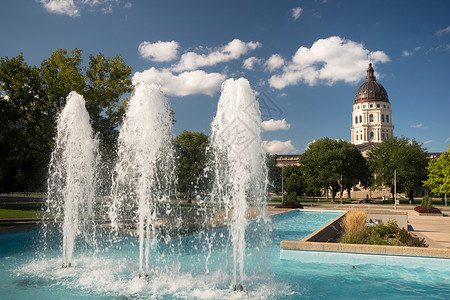美国堪萨斯州托佩卡的喷泉和角斗石上出现了软云和蓝天高清图片