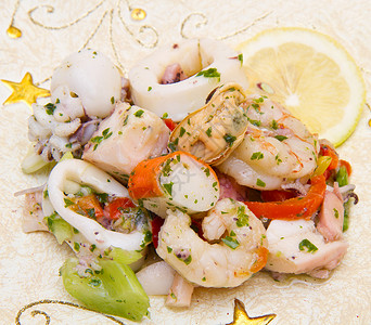 海鲜沙拉加装饰餐盘图片