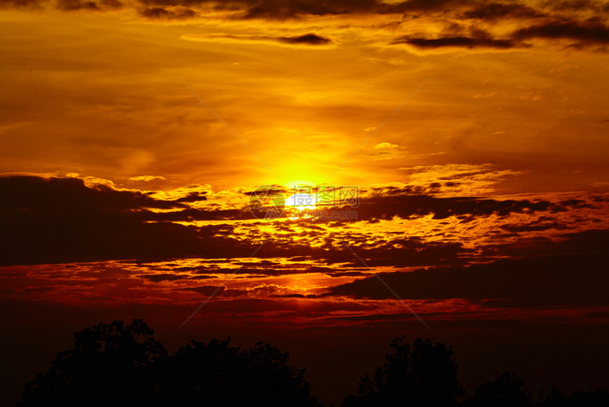 日落天空背景烈橙色日落图片