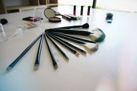 学化妆白色桌上装饰化妆品的背景