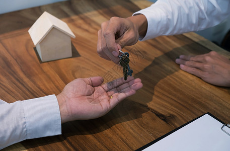 签署合同后向客户提供钥匙的房地产经纪人金融高清图片素材
